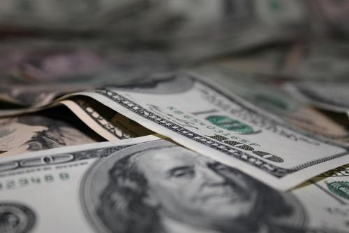 利空事件令投资人情绪偏谨慎,美元获得市场青睐